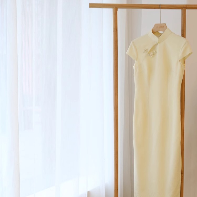 LAMUMI/缪觅 中式嫩鹅黄南天纹真丝正绢旗袍婚礼日常定制