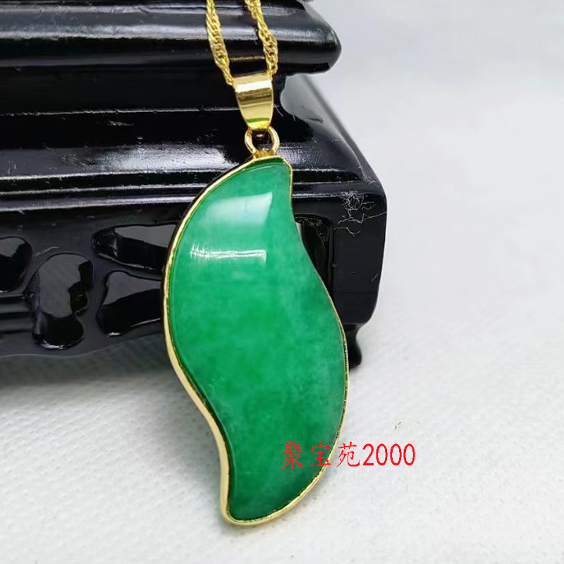 干青满绿翡翠色玉石吊坠