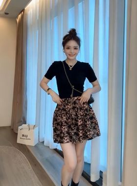 小个子高级感穿搭套装碎花蛋糕短裙+甜美减龄镂空设计黑色T恤两件