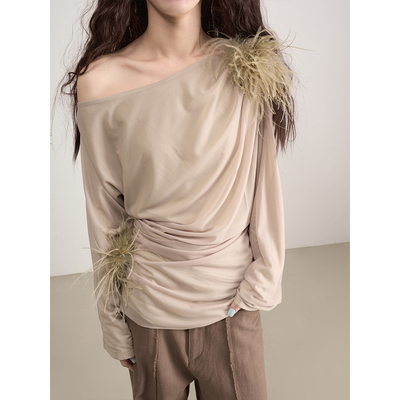 斜肩设计鸵鸟毛胸针上衣