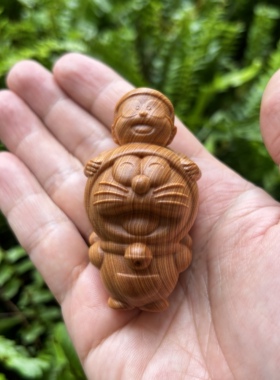 天然老料崖柏木雕刻哆啦A梦背大雄文玩手把件卡通可爱创意小摆件
