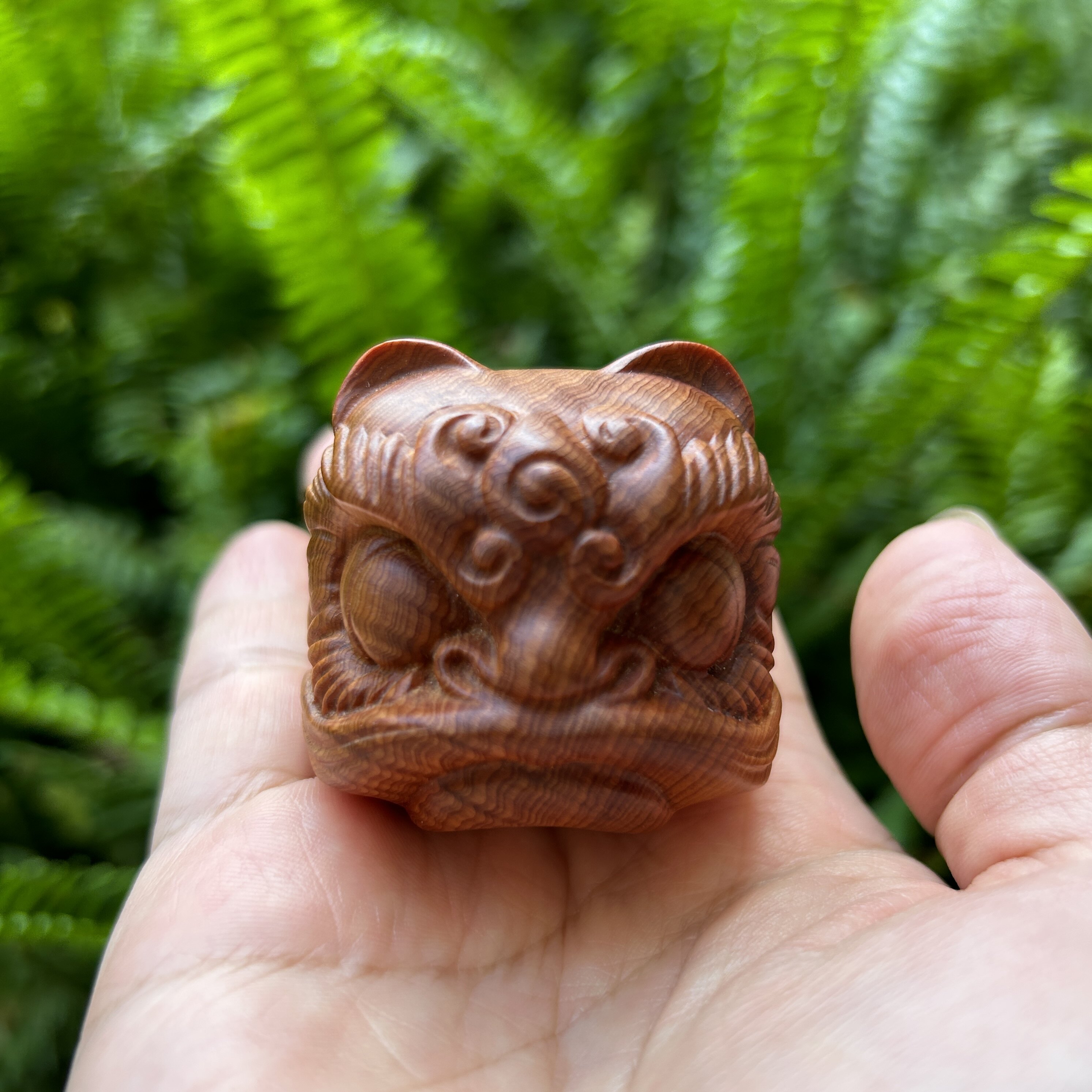 天然陈化老料崖柏木雕刻醒狮呆萌吉狮手把件可爱狮子桌面文玩摆件图片