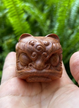 天然陈化老料崖柏木雕刻醒狮呆萌吉狮手把件可爱狮子桌面文玩摆件