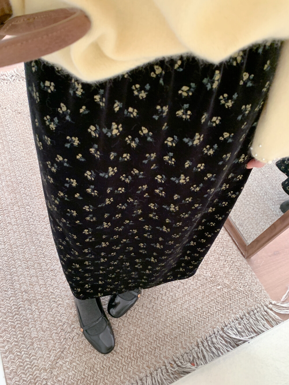 2025新款秋冬季韩系chic轻熟中长款a字黑色丝绒碎花半身裙子