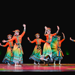 月亮的女儿中 国 舞 ( 群 舞 )民族风舞台演出传统服饰舞蹈服装