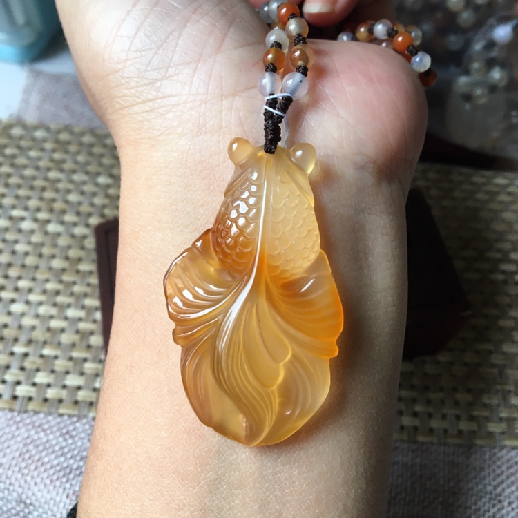 85号天然玛瑙玉髓吊坠金鱼毛衣链长款项链