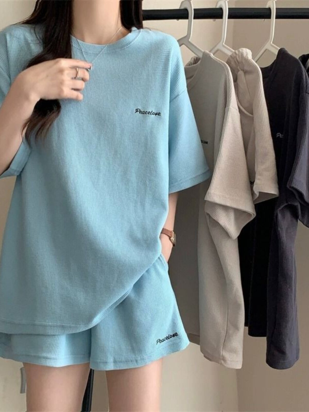 여성을위한 와플 운동복 정장 2024 여름 한국어 버전 느슨한 패션 반팔 학생 캐주얼 투피스 세트