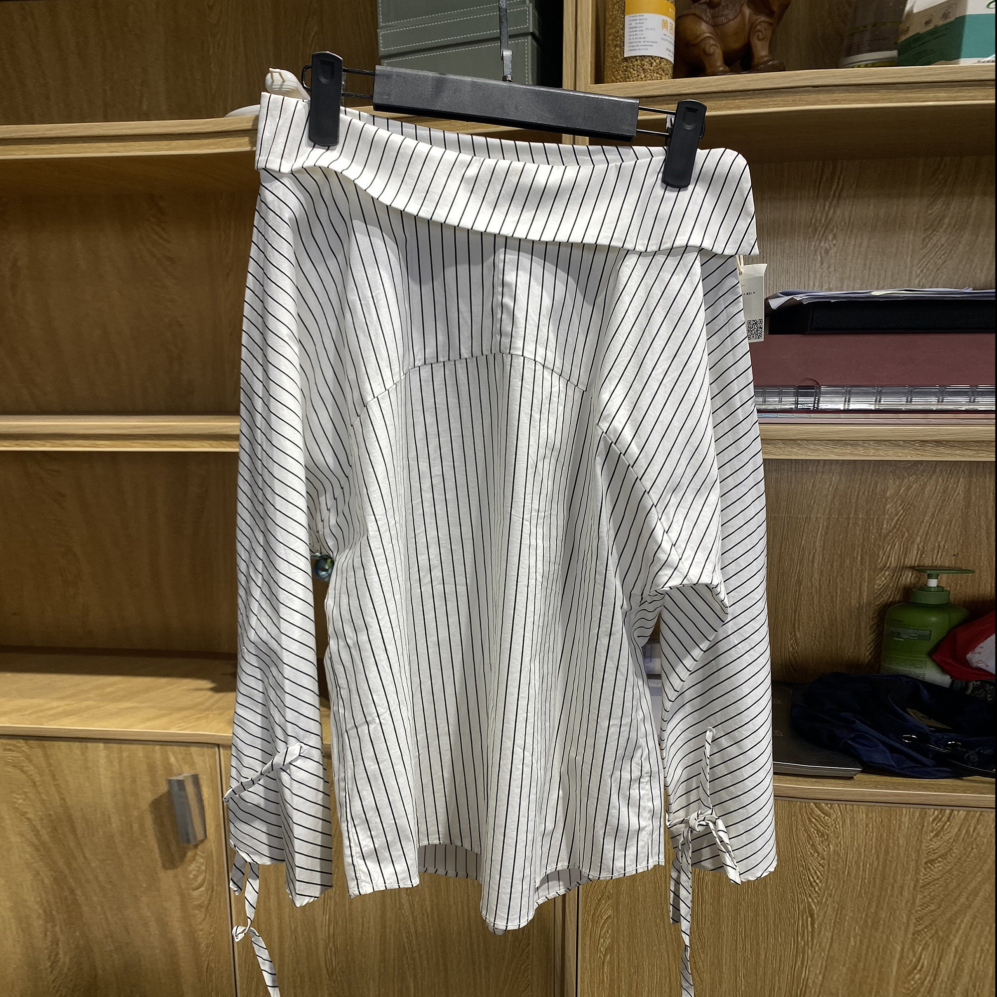 [五]兰米特卖春秋新款女装黑白条纹斜肩长袖衬衫露肩设计小众宽松