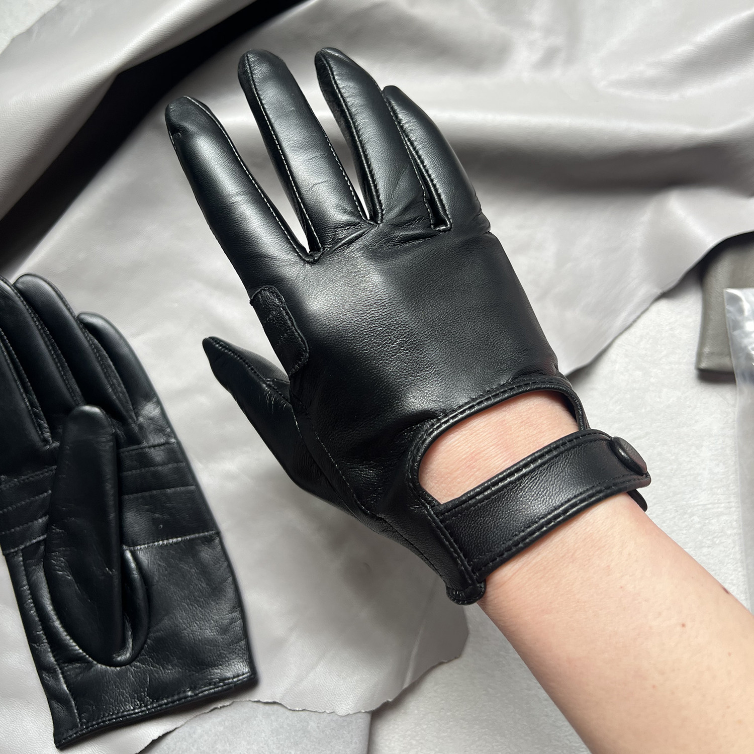 时尚机车真皮手套男士山羊皮开车手套薄款女士摩托车触屏春秋送礼