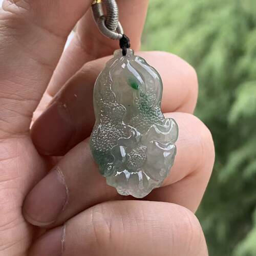 缅甸A货翡翠吊坠阳绿飘花白菜