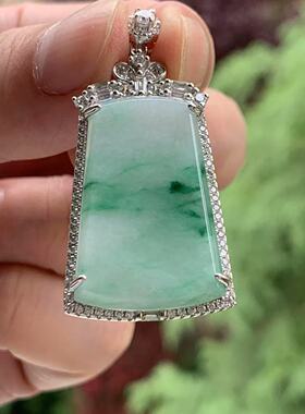 缅甸A货翡翠挂件白底青绿色飘花平安无事牌吊坠S925银锆石镶嵌