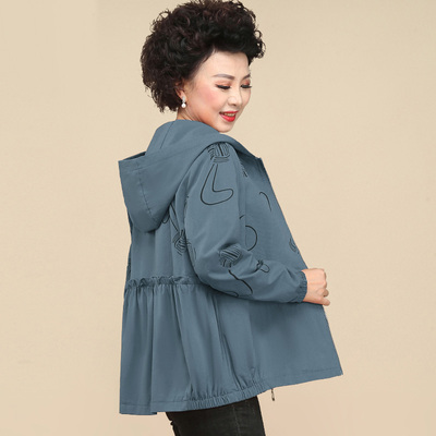 中年女士秋装妈妈外套短款秋季派克服洋气大码中老年春秋薄款风衣
