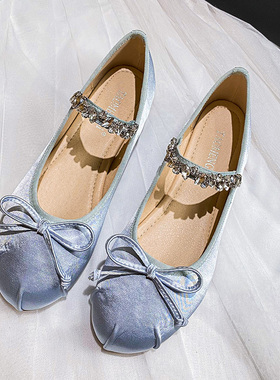猪鼻子蓝色芭蕾鞋缎面2024夏新款水钻一字带玛丽珍单鞋大码41一43