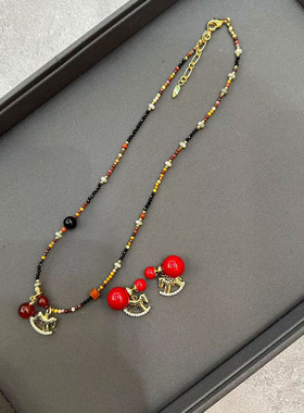 ZHAZHA彩色串珠项链小马吊坠女小众轻奢不对称猫眼石个性红毛衣链