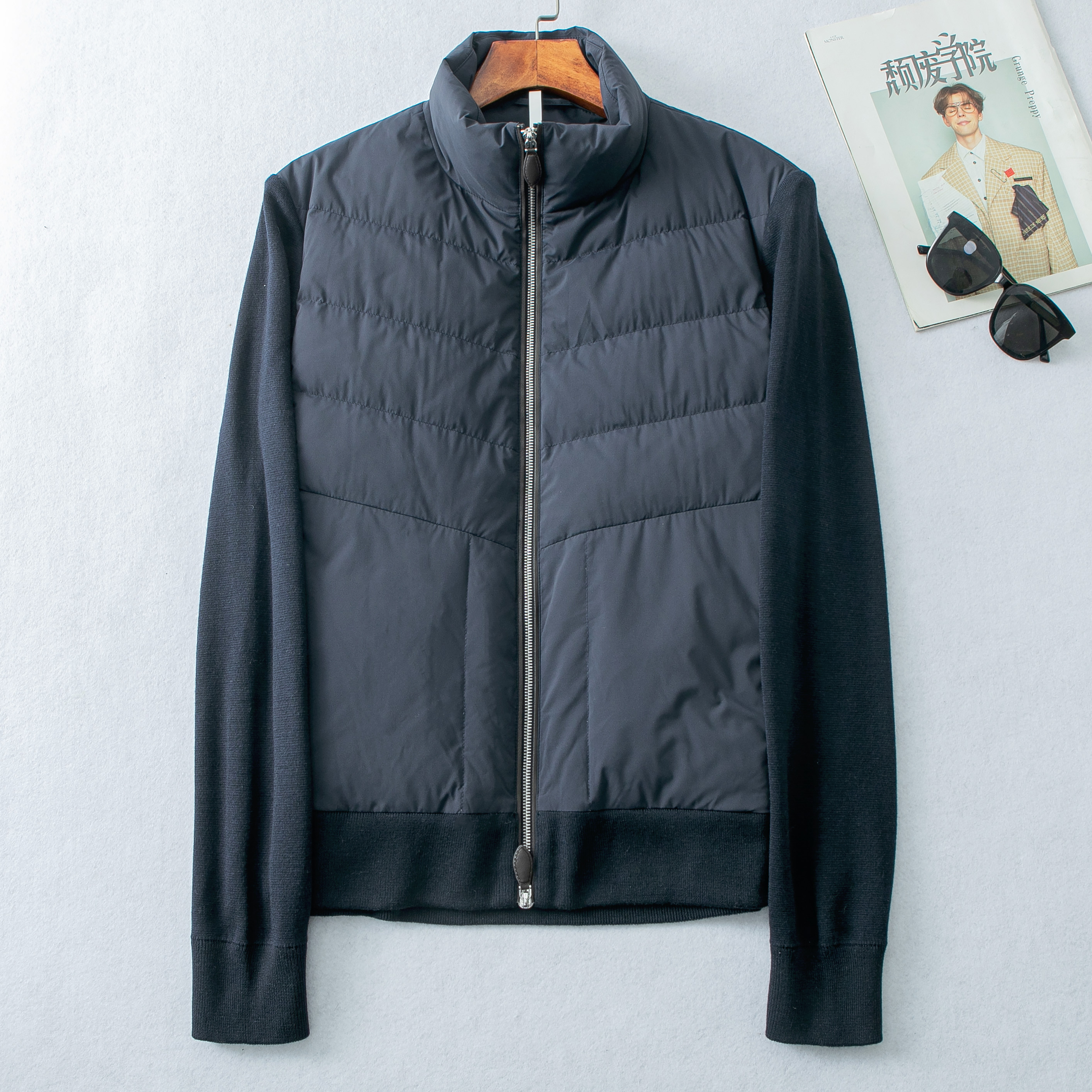 低调绅士的简洁穿搭感 羊毛+桑蚕丝针织拼接鹅绒立领羽绒服251086