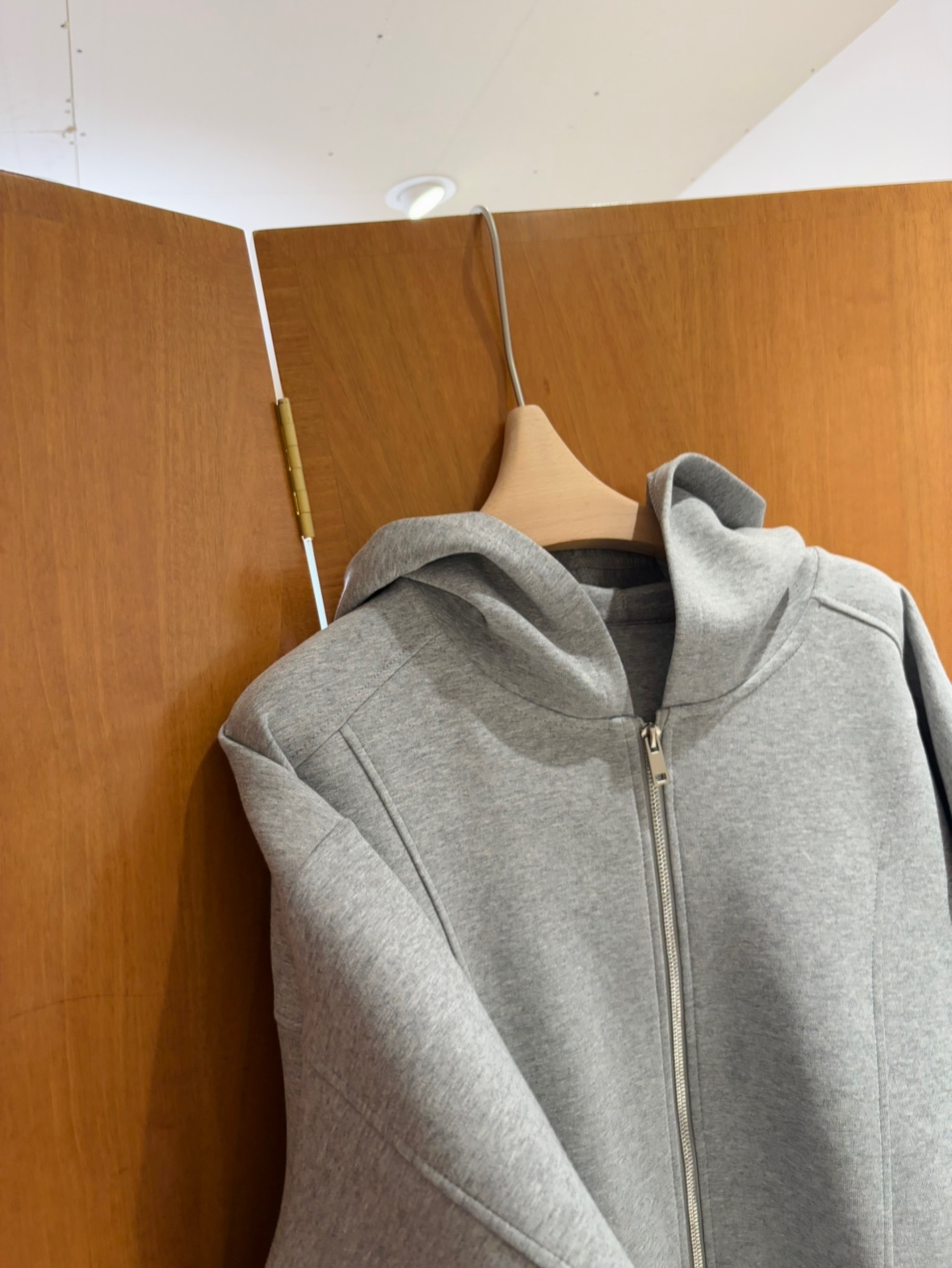 立体剪裁灰色大气结构设计学生减龄连帽挺括宽松藏肉卫衣外套女秋