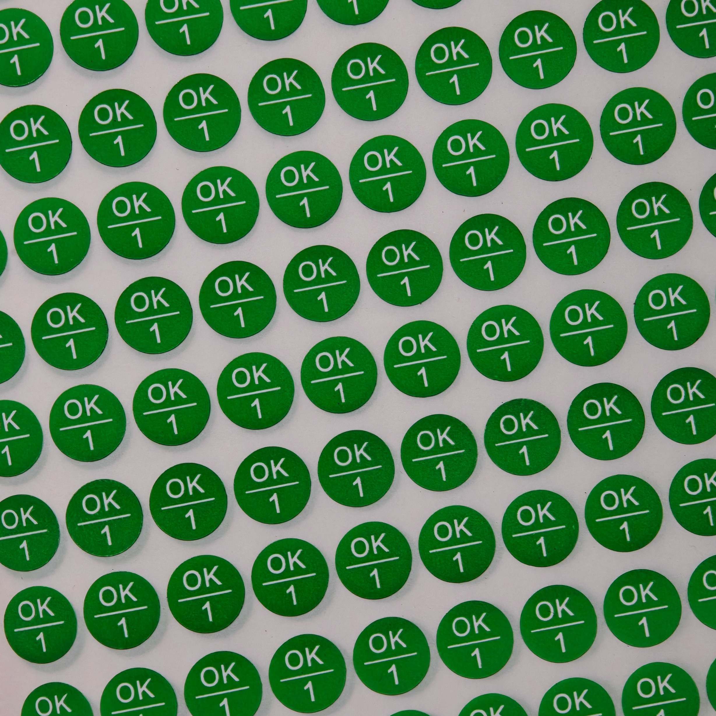 厂商供小号圆形绿色贴纸10MM检验合格编号标签质检员号码标可定制