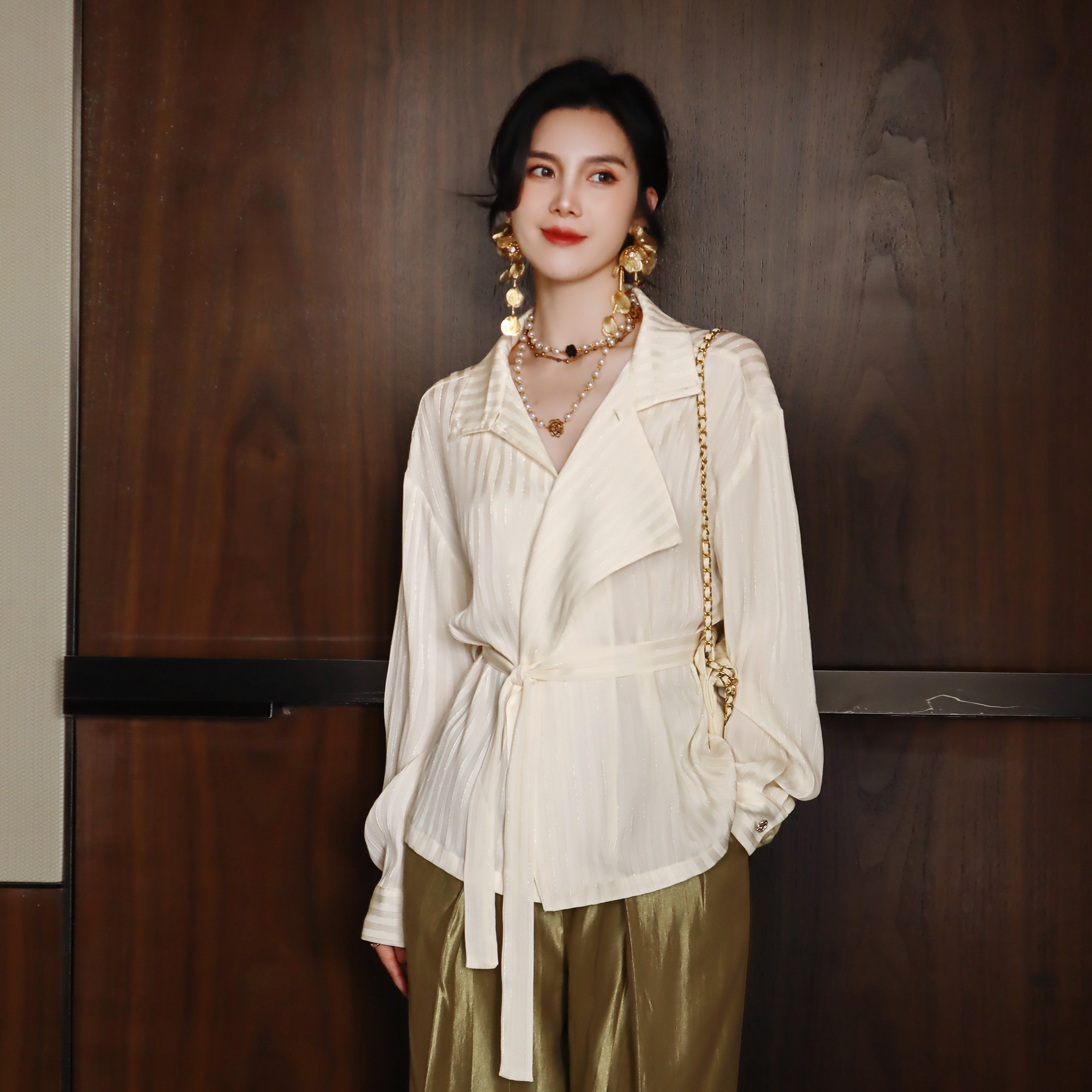 设计感两穿简约通勤气质风衣衬衫米白色银丝条纹纱缎透气防晒衬衣,女装/女士精品,衬衫,淘宝优惠券,粉丝福利购,淘宝优惠卷