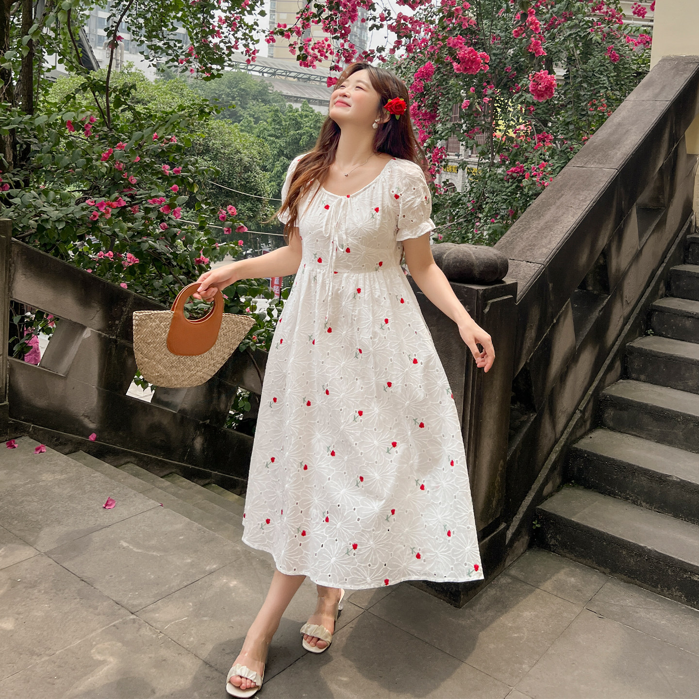 大码百分百2025夏季新款胖mm女装法式刺绣连衣裙抽绳圆领纯棉裙子