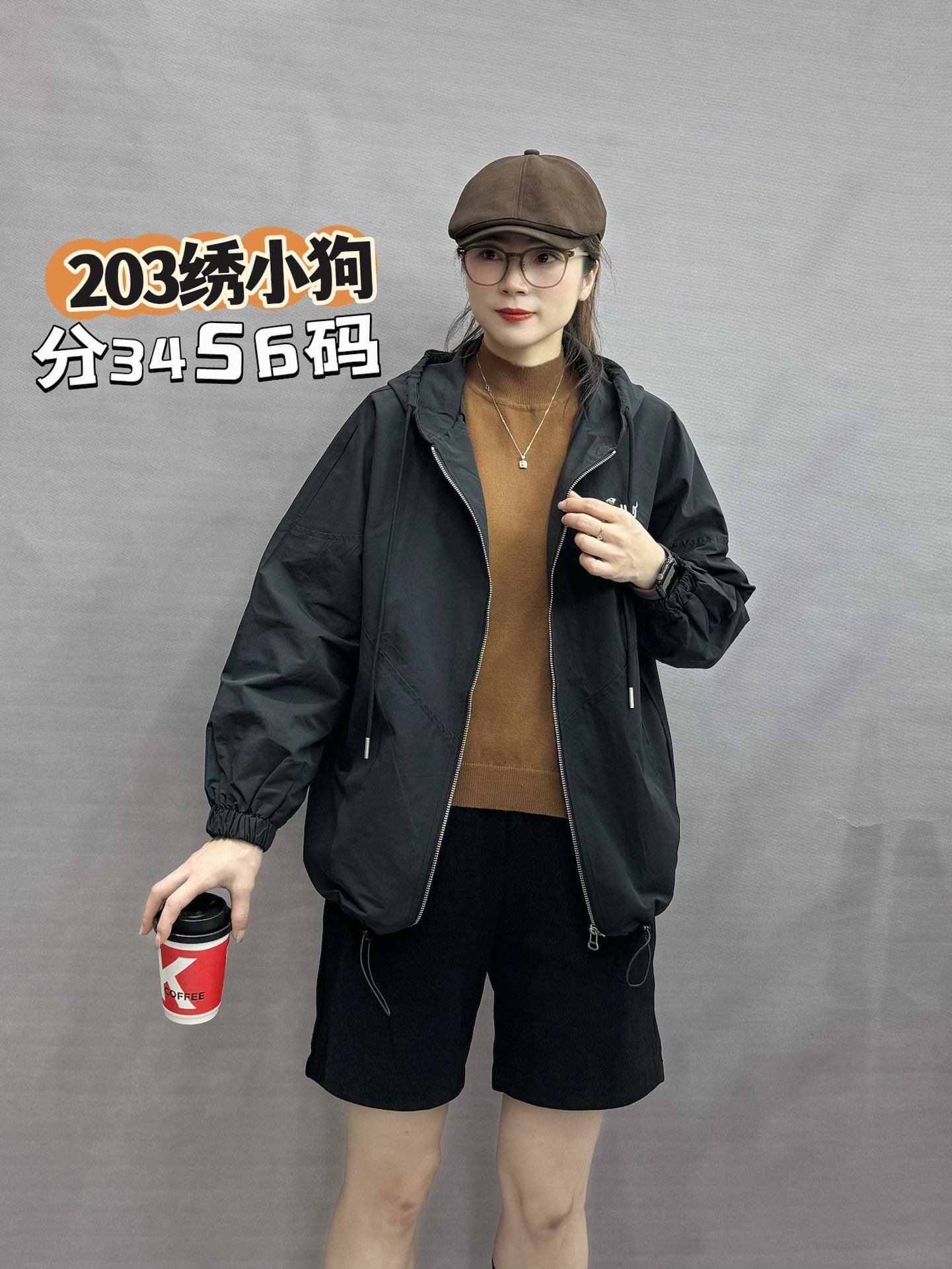Momo彩衣蝶大码女装秋冬装连帽风衣外套显瘦百搭减龄绣狗仔203
