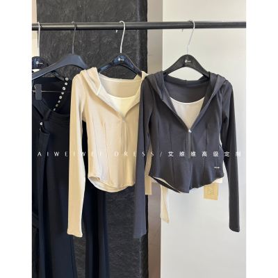 2026小众设计师款/假两件撞色拉链V领连帽休闲显瘦收腰T恤上衣女