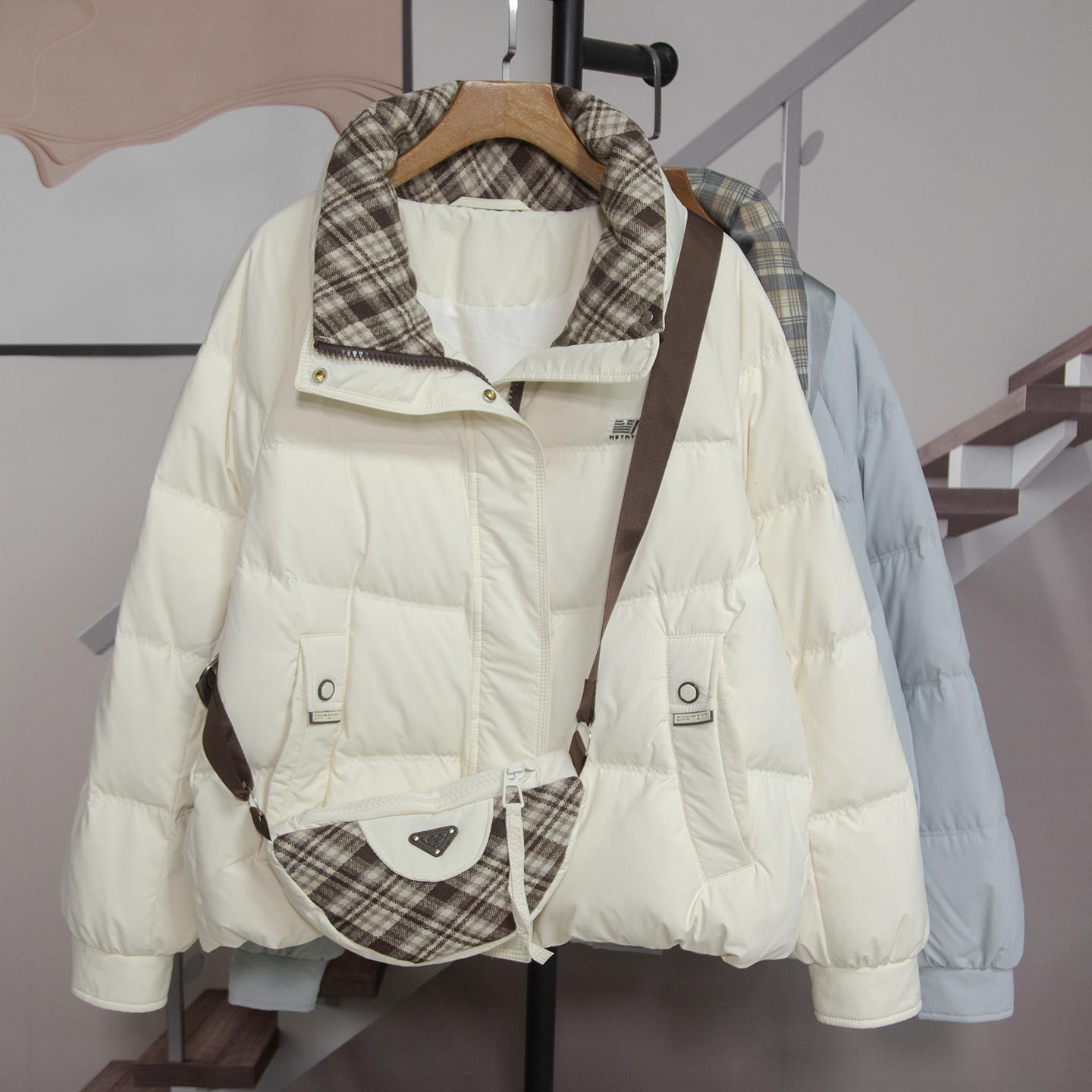 时尚立领格子拼接羽绒服带包