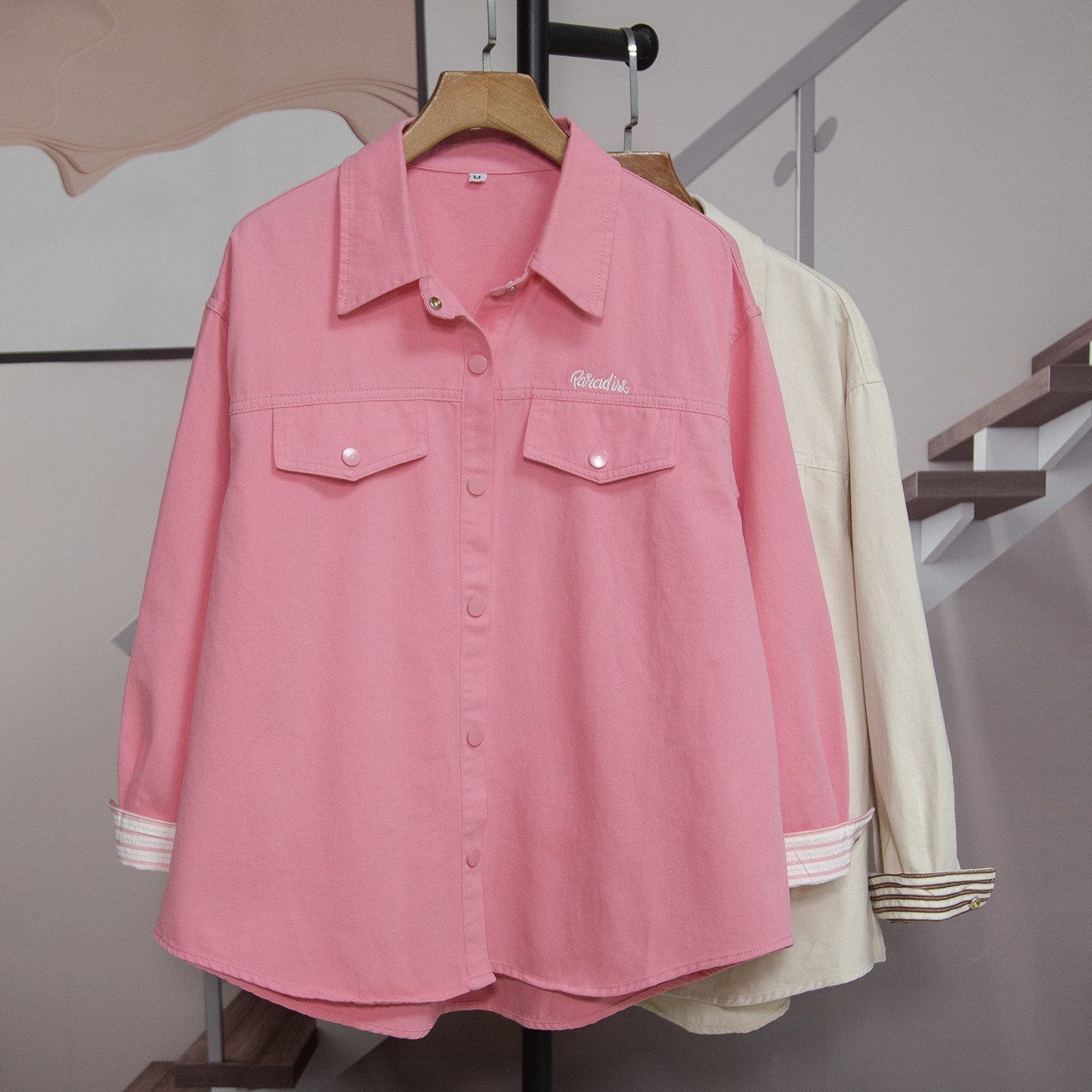 时尚粉色长袖衬衫女2026春季新款宽松百搭口袋装饰上衣外套潮2601