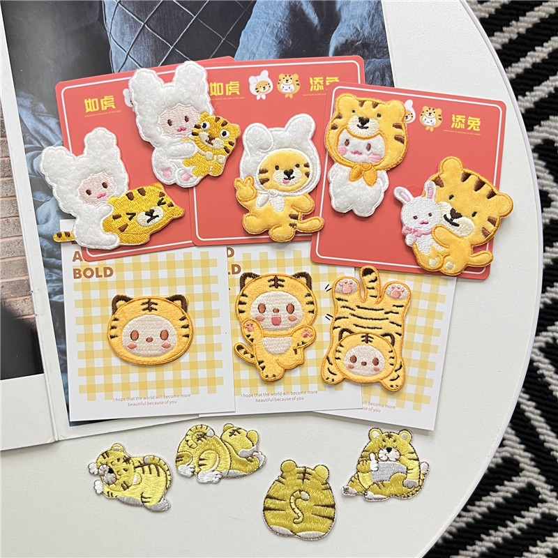 日韩绒布女老虎刺绣绒布胸针