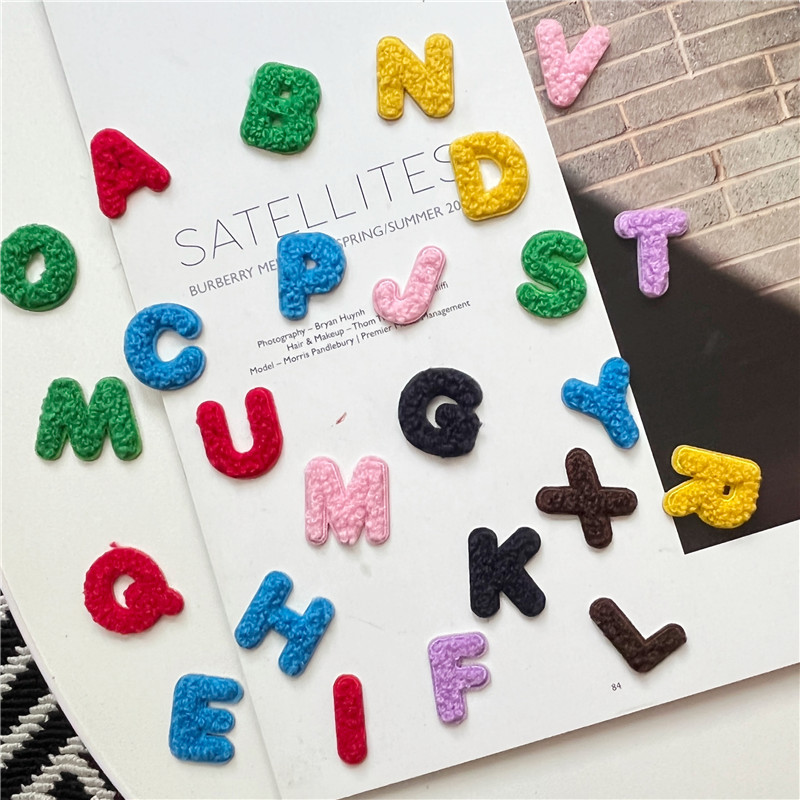 创意简约字母胸针毛巾绣泰迪绒徽章别针装饰衣服包包个性百搭配饰