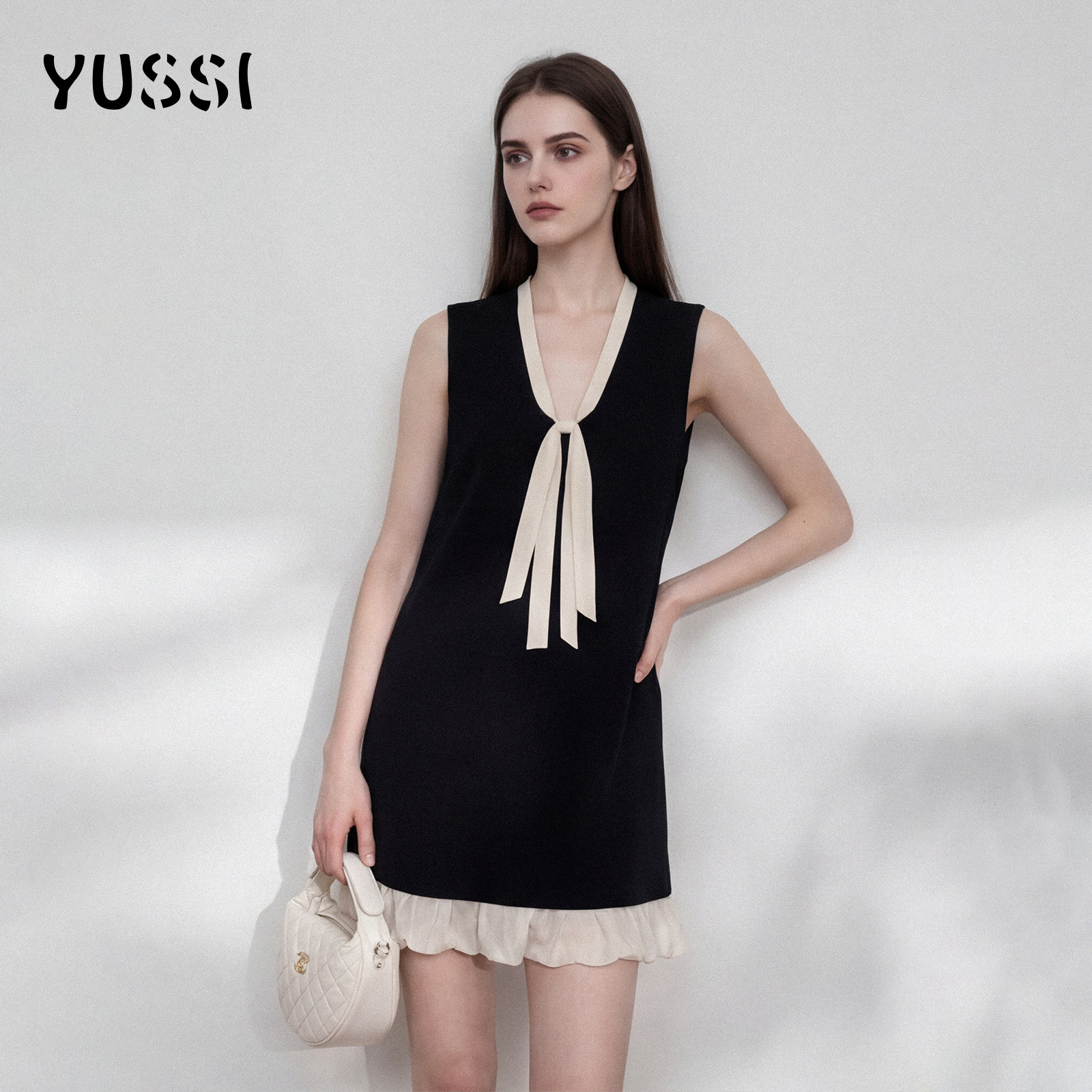 YUSSI云汐雅韵柔纱撞色拼接连衣裙女2026新款夏季V领无袖短款裙子图片