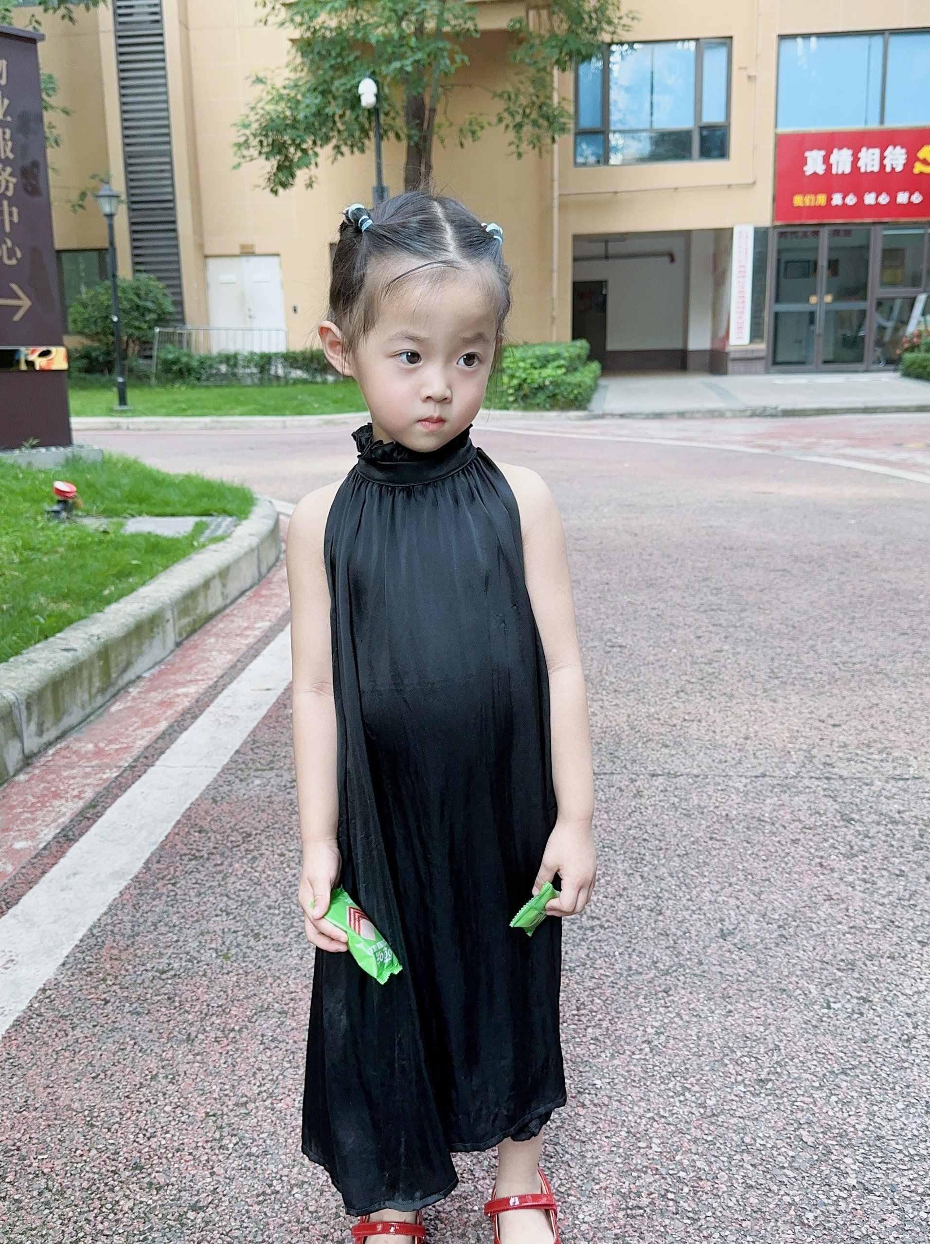 女童连衣裙亲子儿童洋气无袖挂脖露背黑色真丝裙子宝宝大摆裙