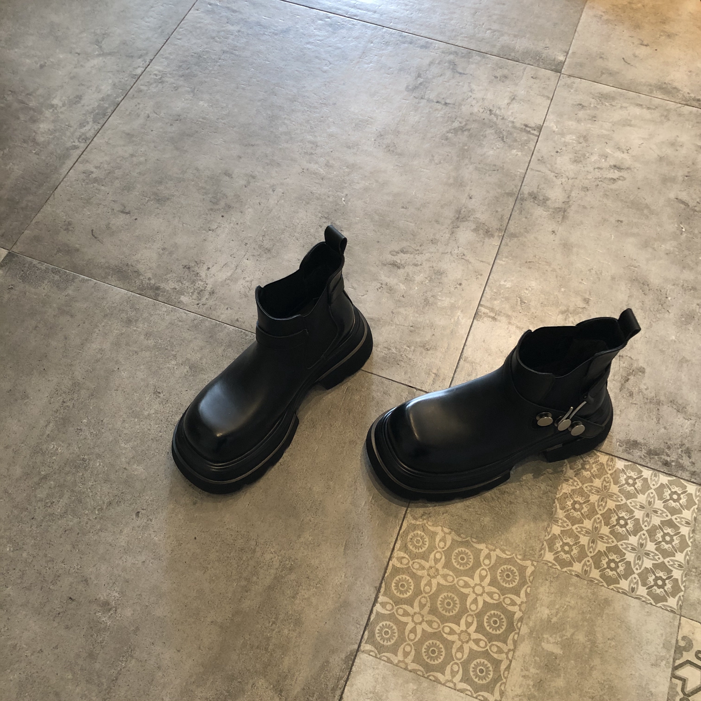 百搭舒适厚底皮带扣中跟短靴子