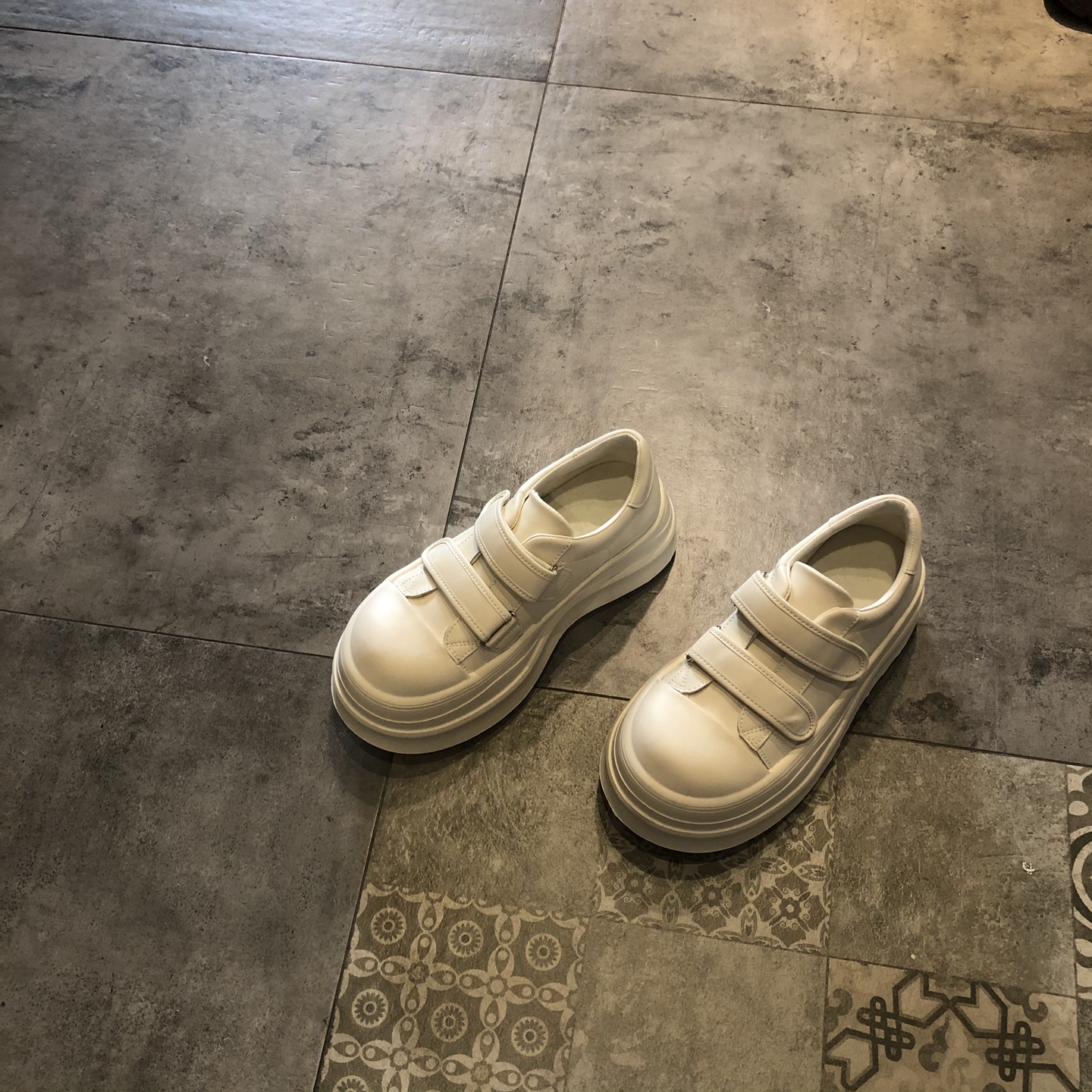 百搭魔术贴厚底加绒休闲小白鞋