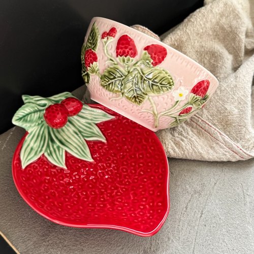 出口葡萄牙设计师款立体浮雕草莓面碗点心盘釉下彩甜品碗沙拉碗