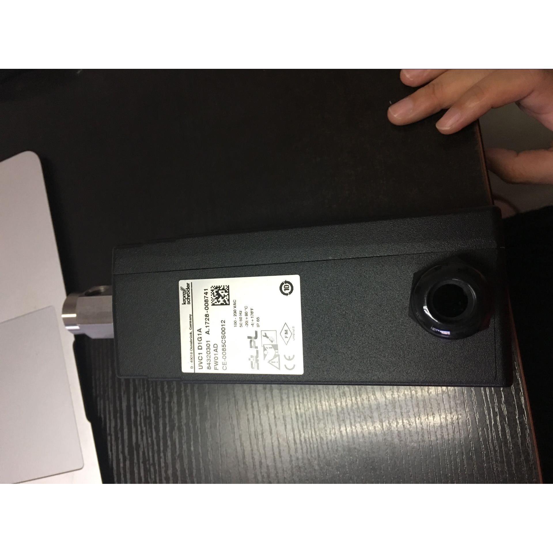 议价KROM控制器UVC1 D1G1A 100-230VAC，UV探头UVD1 DC24V