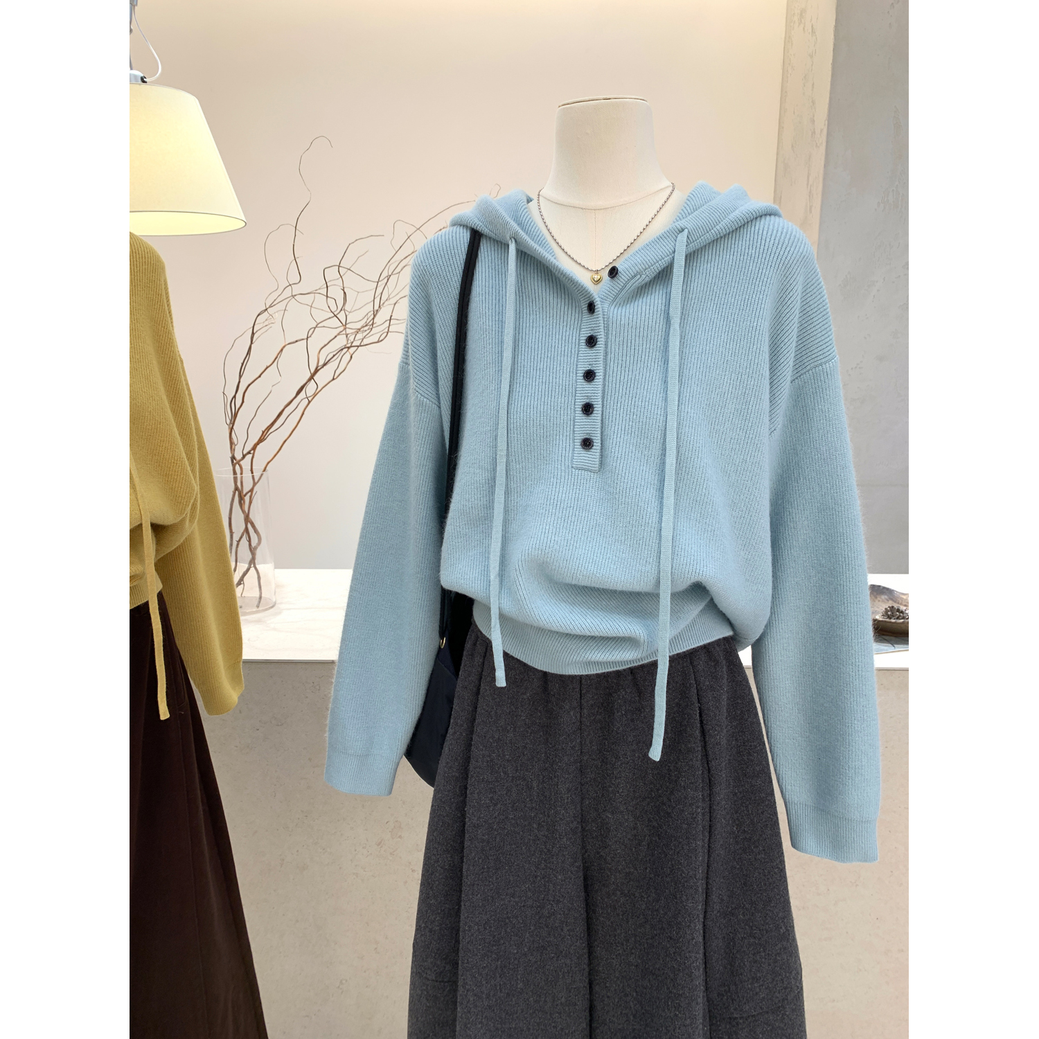 小哲 慵懒简约纽扣连帽针织开衫毛衣女冬季新款宽松软糯外套上衣