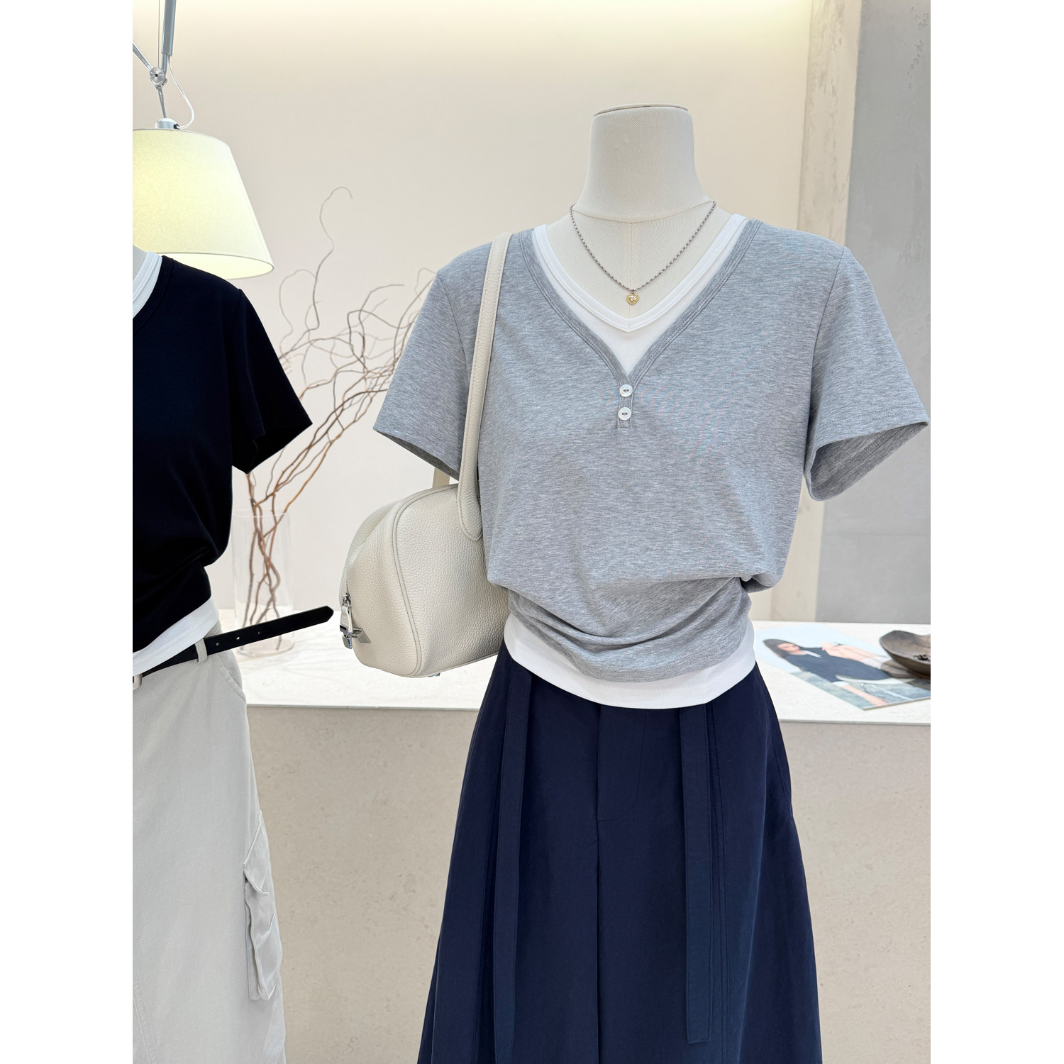 小哲 韩版假两件V领短袖T恤女夏季休闲纽扣装饰正肩修身显瘦上衣