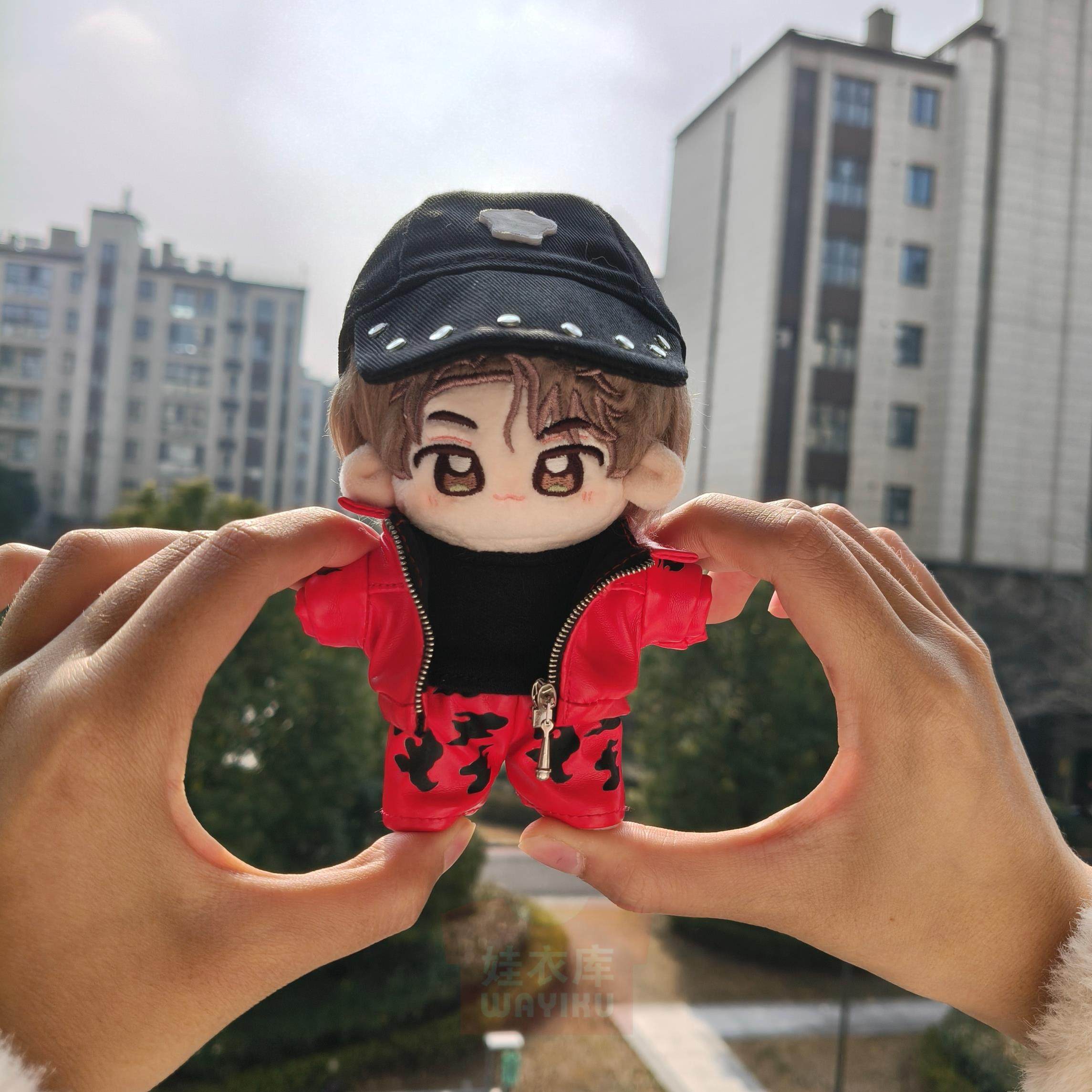 现货丁禹兮同款10cm娃衣跨年新年红色皮衣棒球帽迷你棉花娃娃挂件