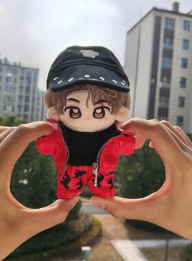 现货丁禹兮同款10cm娃衣跨年新年红色皮衣棒球帽迷你棉花娃娃挂件
