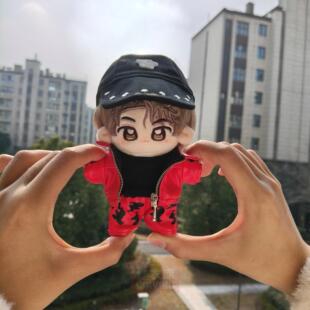 现货丁禹兮同款10cm娃衣跨年新年红色皮衣棒球帽迷你棉花娃娃挂件