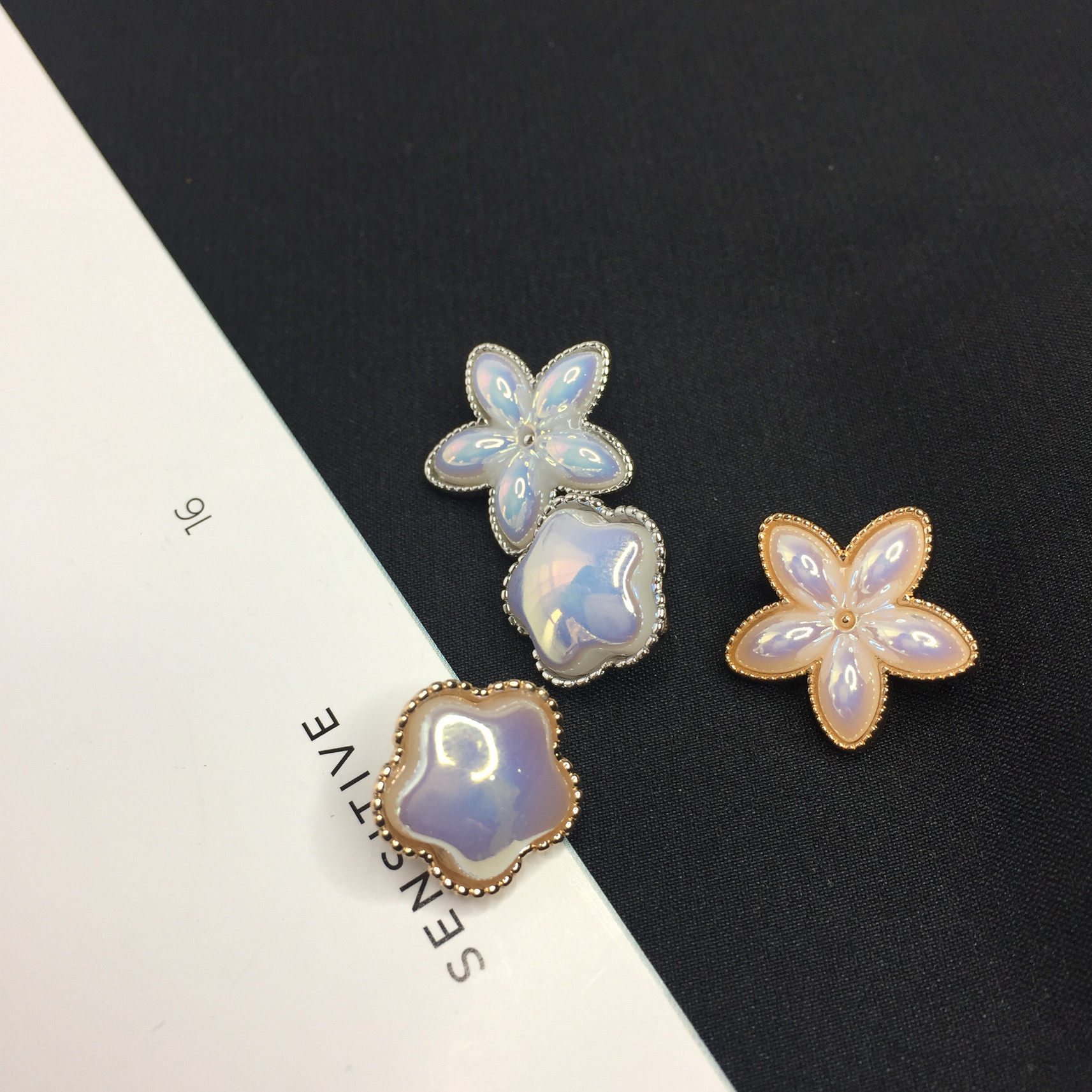 XIAOXIANGFENG 사교계 명사 절묘한 작은 단추 캐시미어 스웨터 고급 단추  스웨터 단추 자개 장식 버클