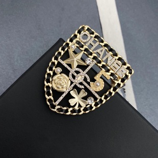 新款字母设计感胸针小众时尚气质小香风胸花高级百搭西装配饰饰品