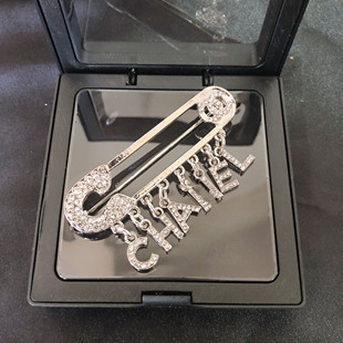 双c胸针镶嵌施华水钻2025新款潮小香胸针女设计感字母胸针