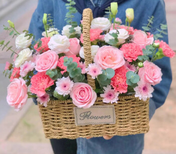 昆明同城送花昆明鲜花速递 玫瑰康乃馨混搭小花篮 祝福探望