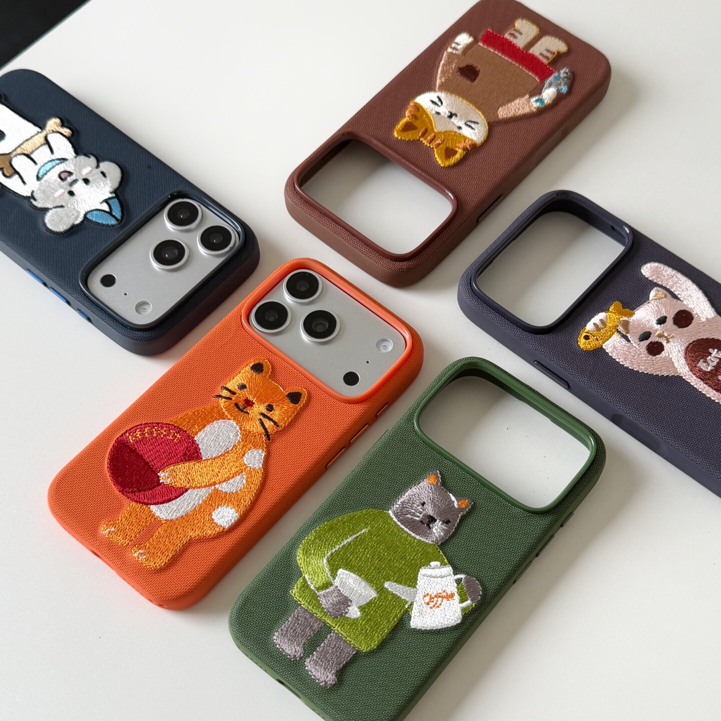 刺绣高级感可爱卡通小动物猫狗官方编织纹适用iPhone17Promax手机壳新款苹果科技织物16Pro/15PM保护套情
