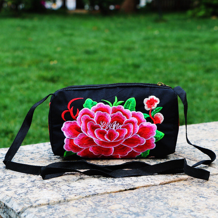 云南绣花包民族风包包女 2026新款复古刺绣包三层手拿帆布包布艺