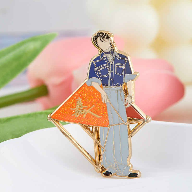 肖战周边嘉人金属徽章同款写真杂志饰品代言胸针小卡生日礼物签名