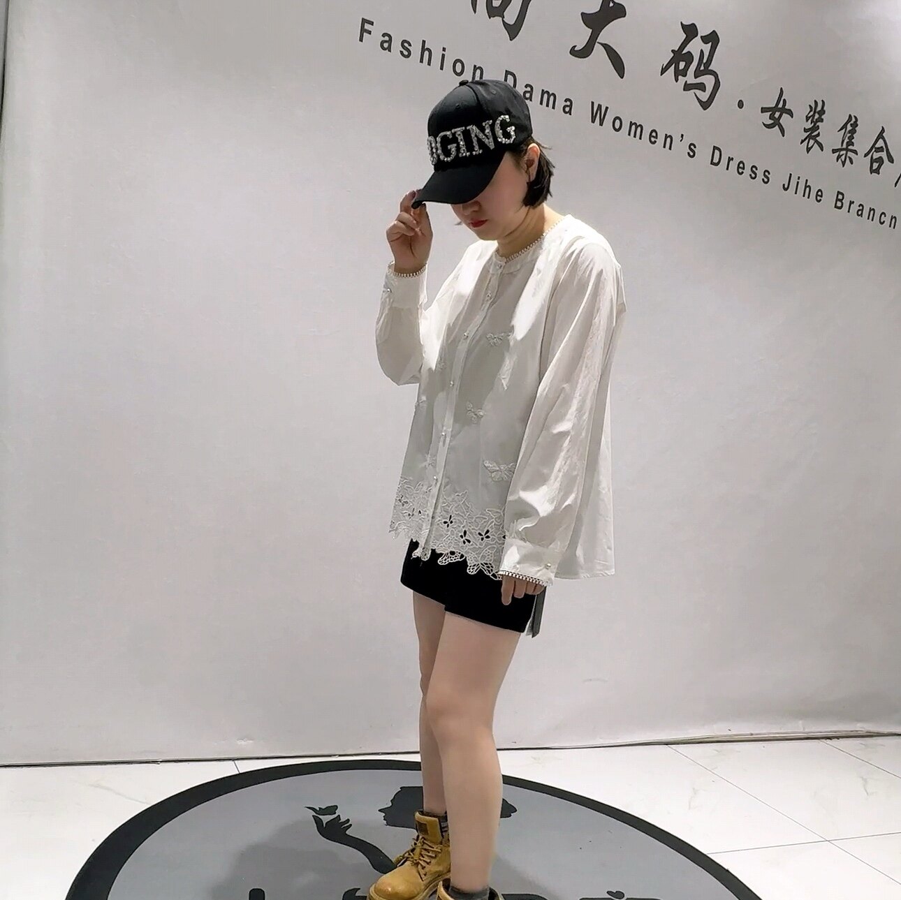 3200针丝缘子汇年货春款新品设计感蝴蝶图案减龄衬衫加大码女装