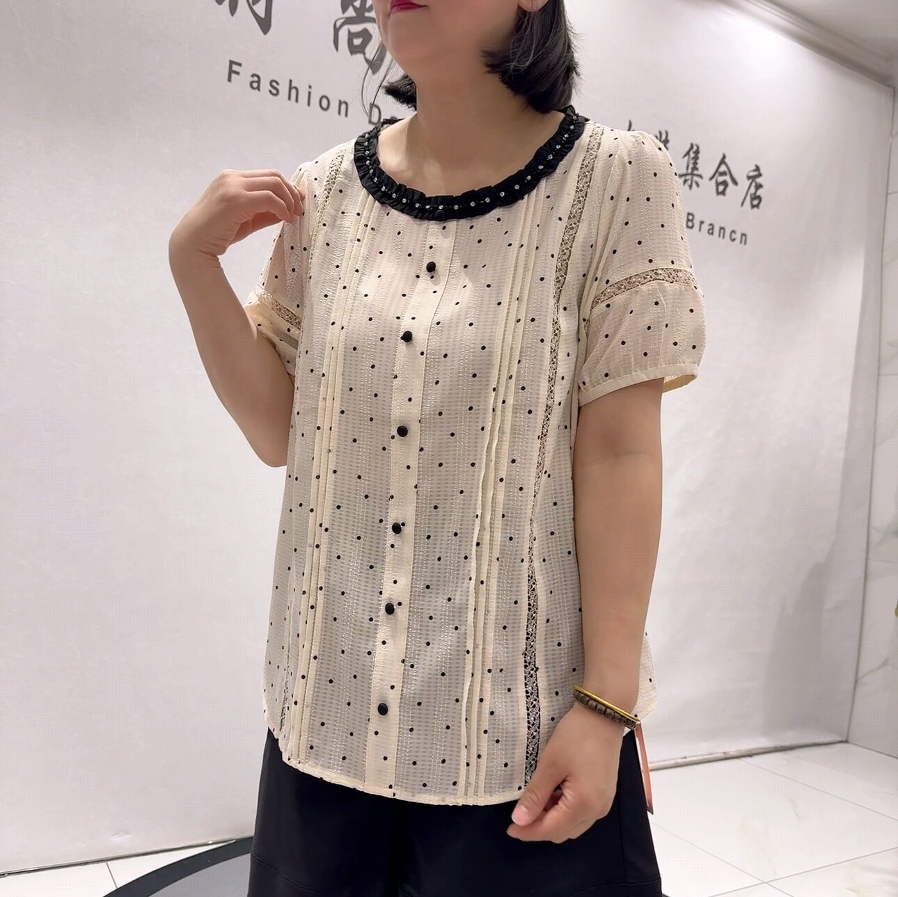 5685芮娜依莲夏款新品木耳边衣领时尚减龄单层波点衫加大码女装