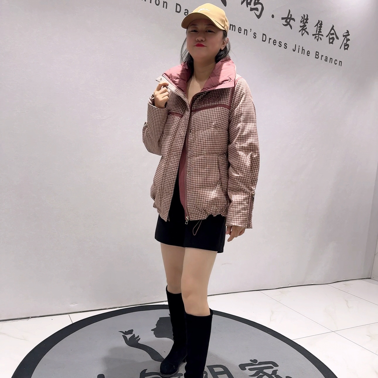 9598芮娜依莲冬款新品潮牌减龄千鸟格自带亮片羽绒服加大码女装